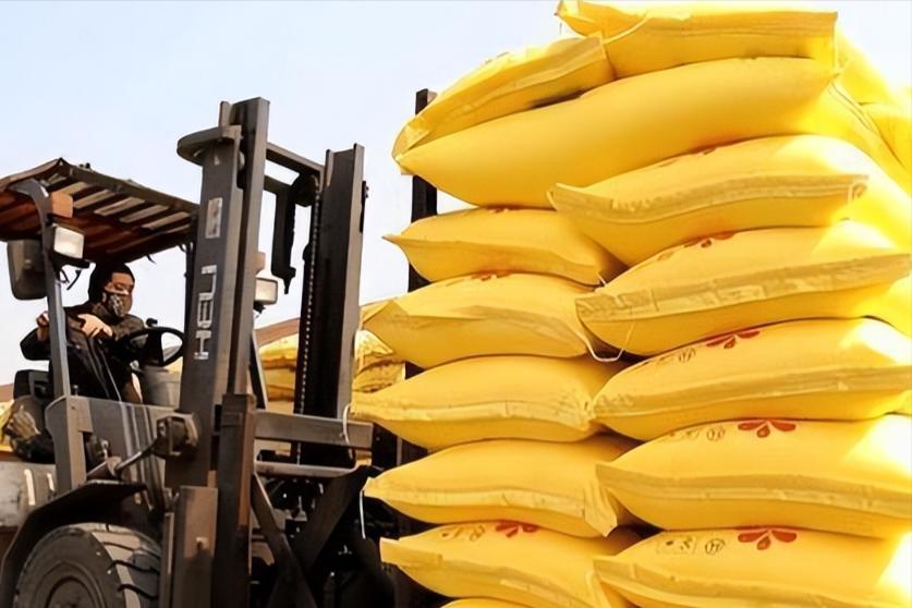 别只盯着油价心疼钱包，一系列的连锁反应已经悄悄形成，这波隐形危机比油价上涨更戳人