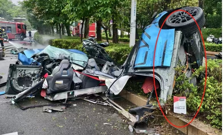 未经证实：深圳市区发生车祸，不知品牌车辆几乎散架，据说乘客生命无忧[黑线] ​​