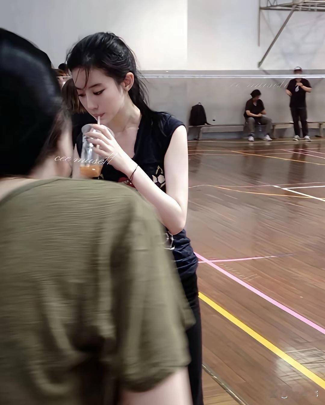 这颜值 真的是人类吗 也太美了吧… 