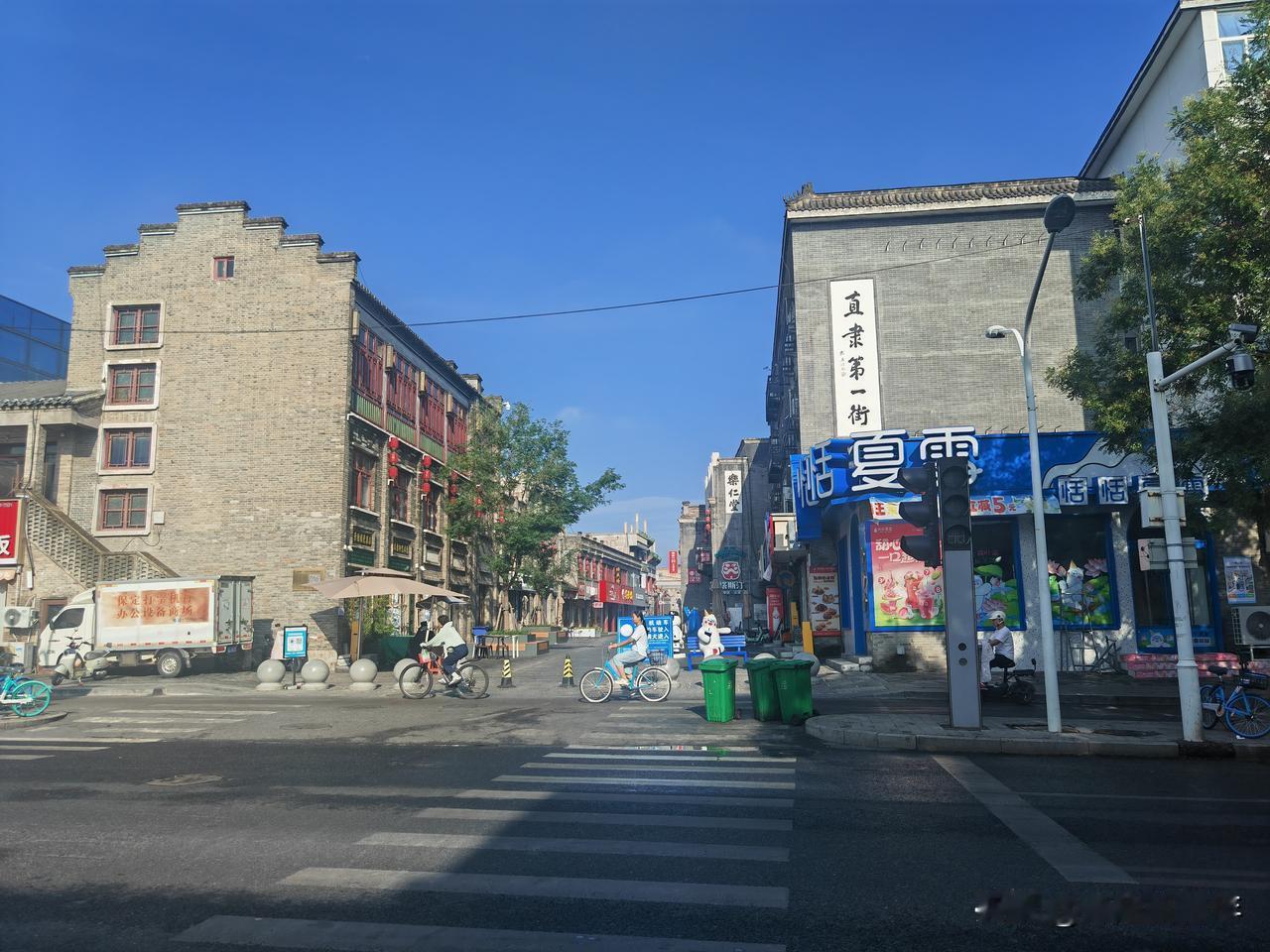 保定西大街东头的红绿灯坏了好几天了，该修修了（2026-8-1）。