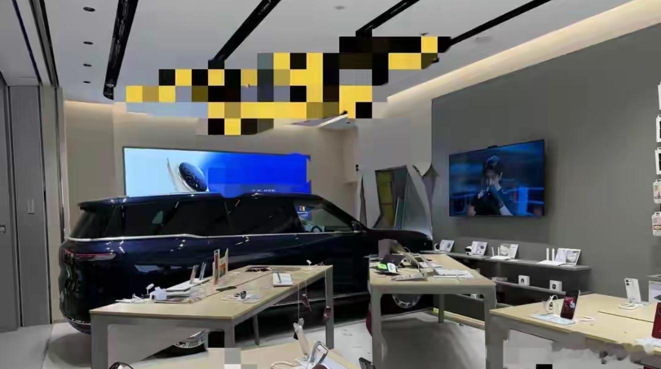 商场展车被小孩误触撞入手机店这事应该是门店工作人员操作不当造成的吧，跟小孩没太大