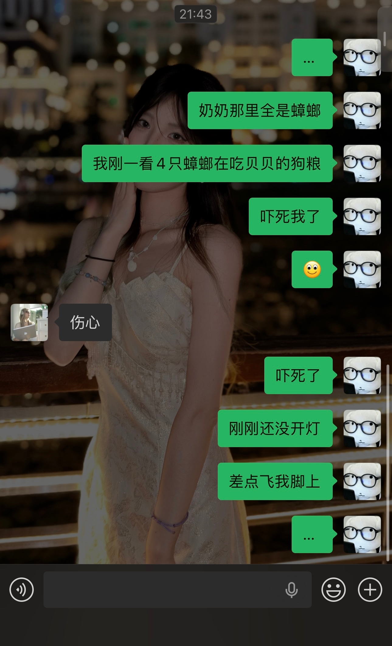 我草草草草草草！没有任何防备的情况下看到4只蟑螂在狗粮碗里吃我家狗的狗粮…………