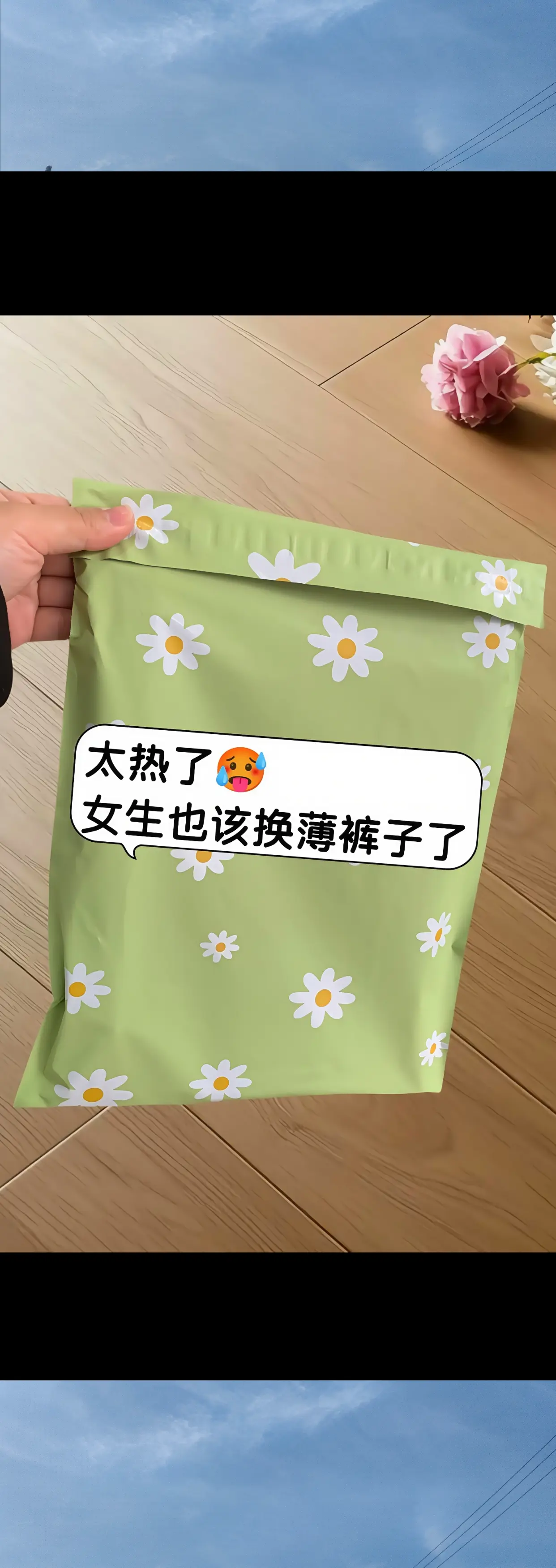 姐妹们,夏季烫钻破洞冰丝阔腿裤来了！这条破洞王炸简直是为懒人而生，其设...