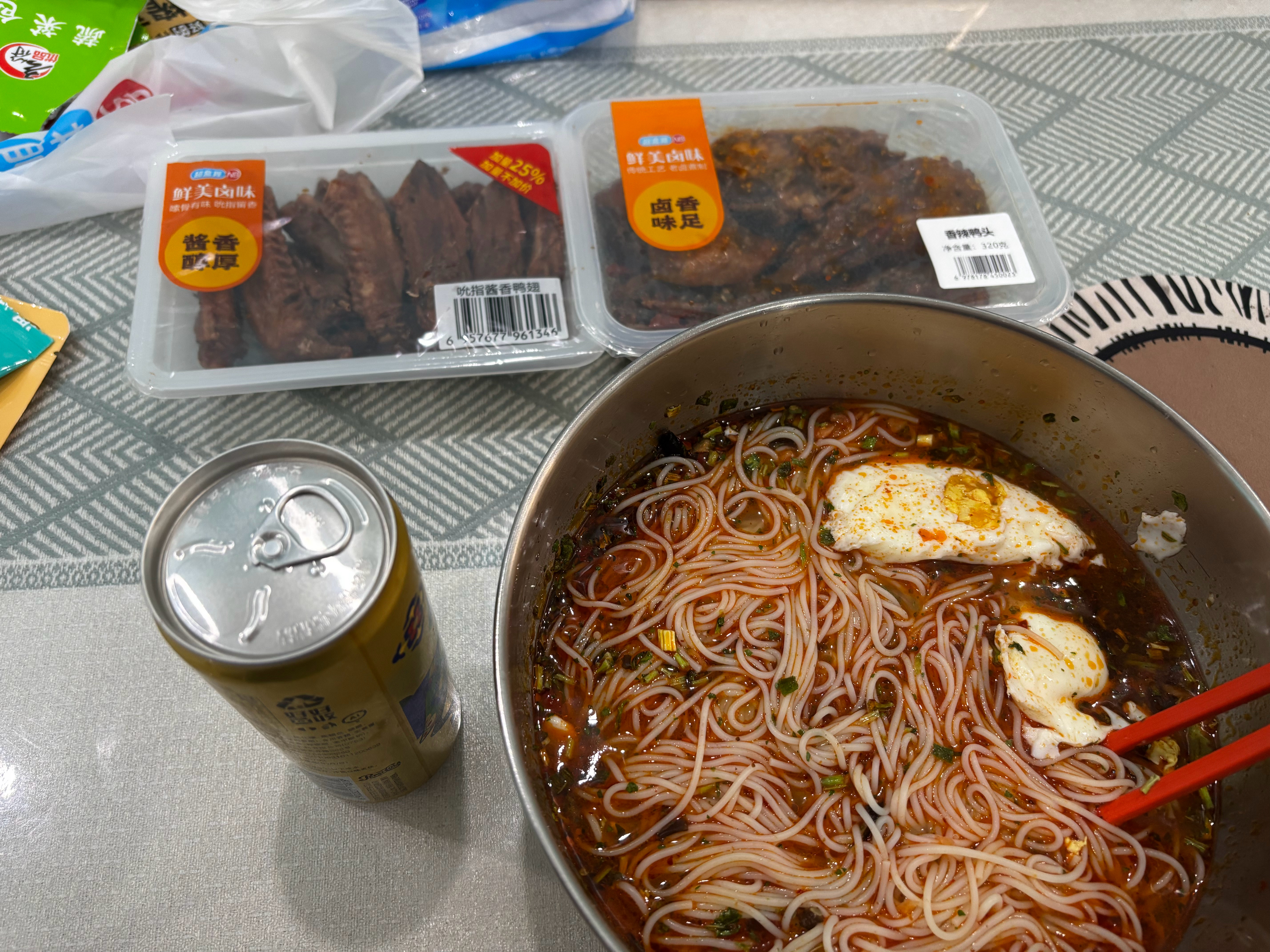 女朋友做的淮北烫面，我自己买了鸭翅和鸭头，可惜没有啤酒。