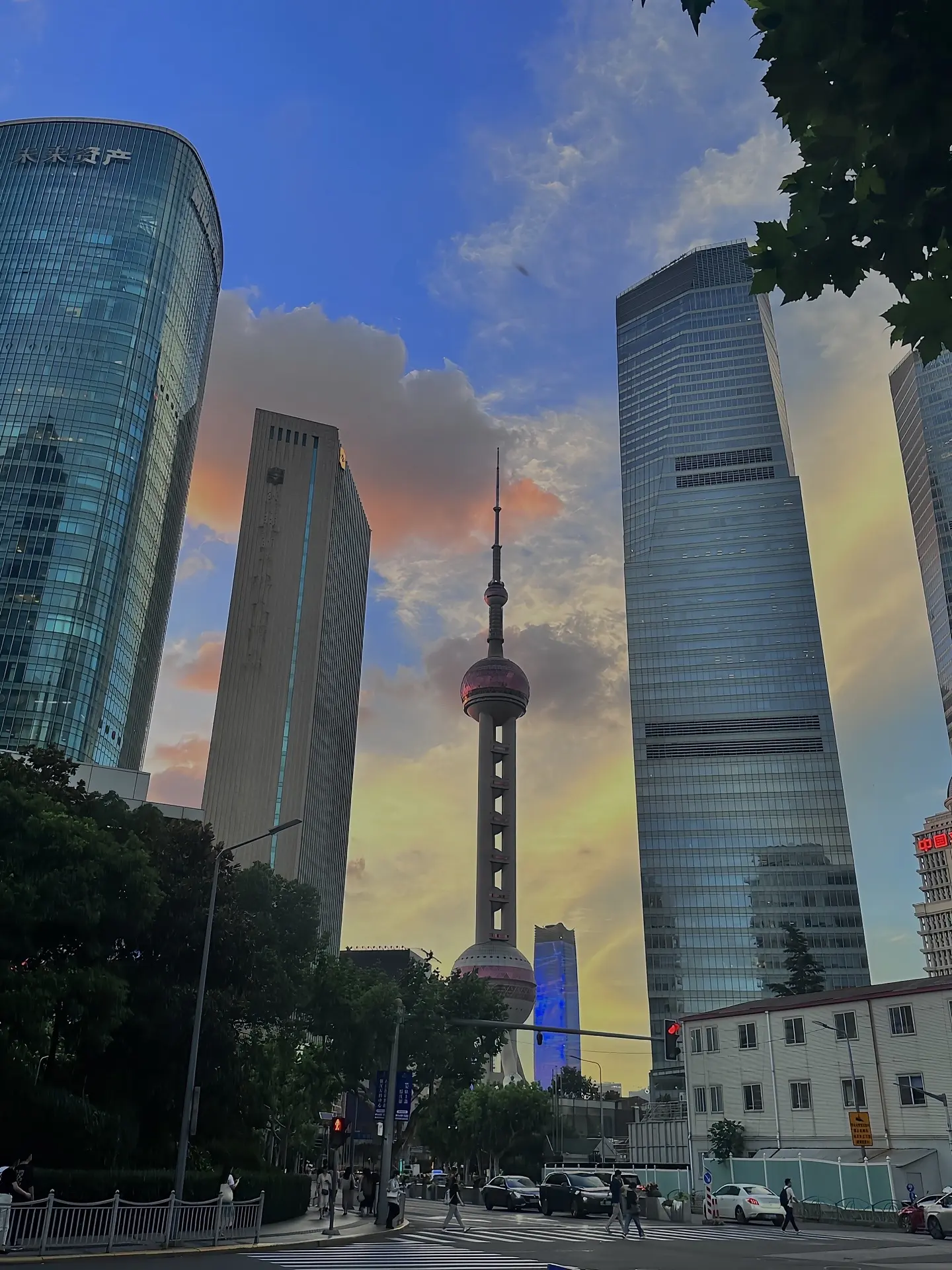 生活里的幸福小碎片🧩。一起吃我爱的辣辣饭，吃完和爱人散散步吹着江边的...