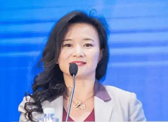2020年的一天，央视著名主持人成蕾，像往常一样在访谈节目中闲聊，可就在这时，异