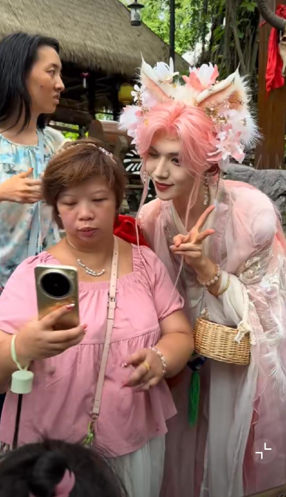 深圳锦绣中华景区，女游客变脸比翻书还快，NPC可以报工伤了吧？[酷拽] 老外深圳