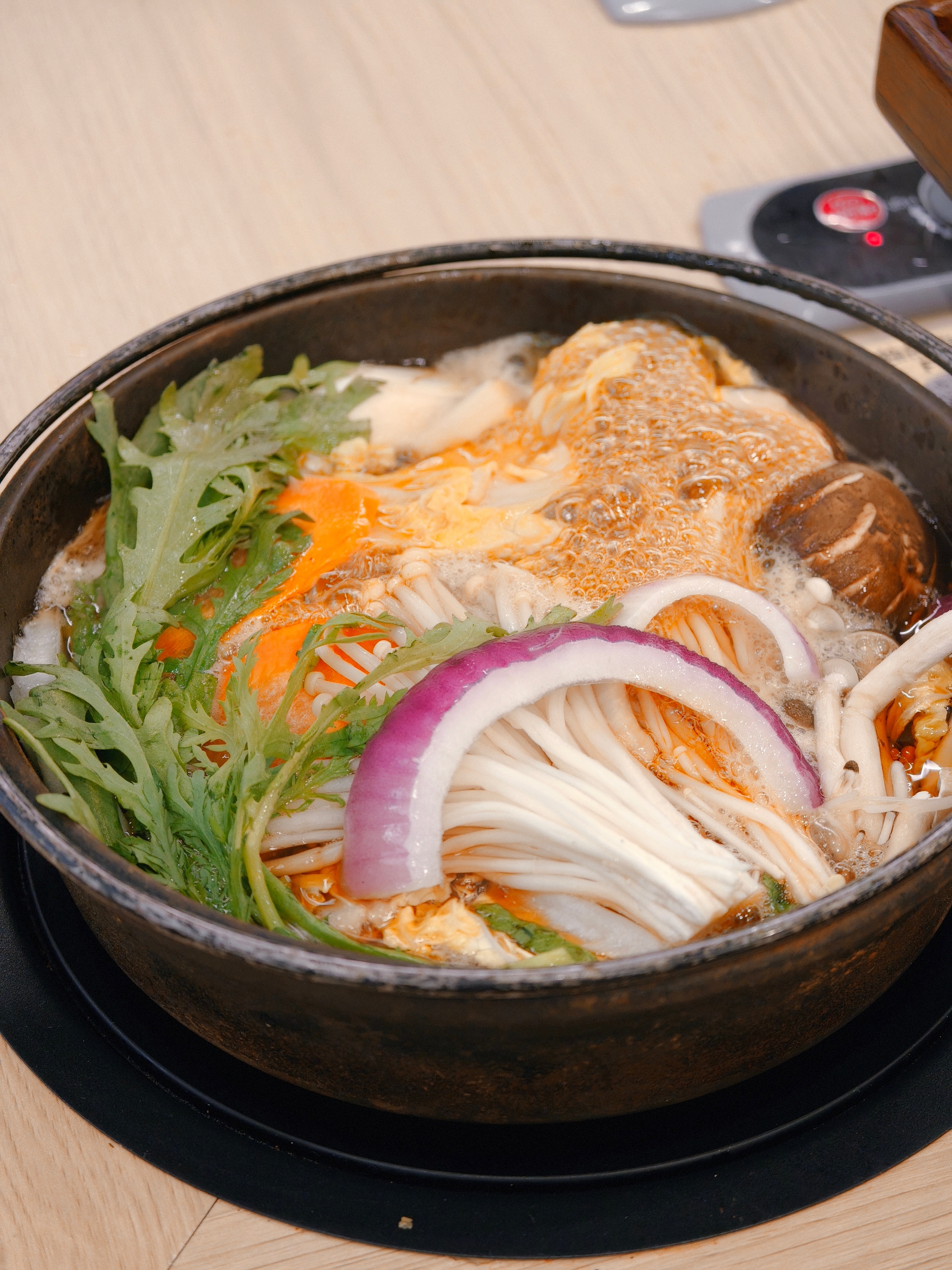 在上海吃了个「孤独的寿喜烧」，100g牛肉，比较瘦，蔬菜随便续，套餐带一个可乐，