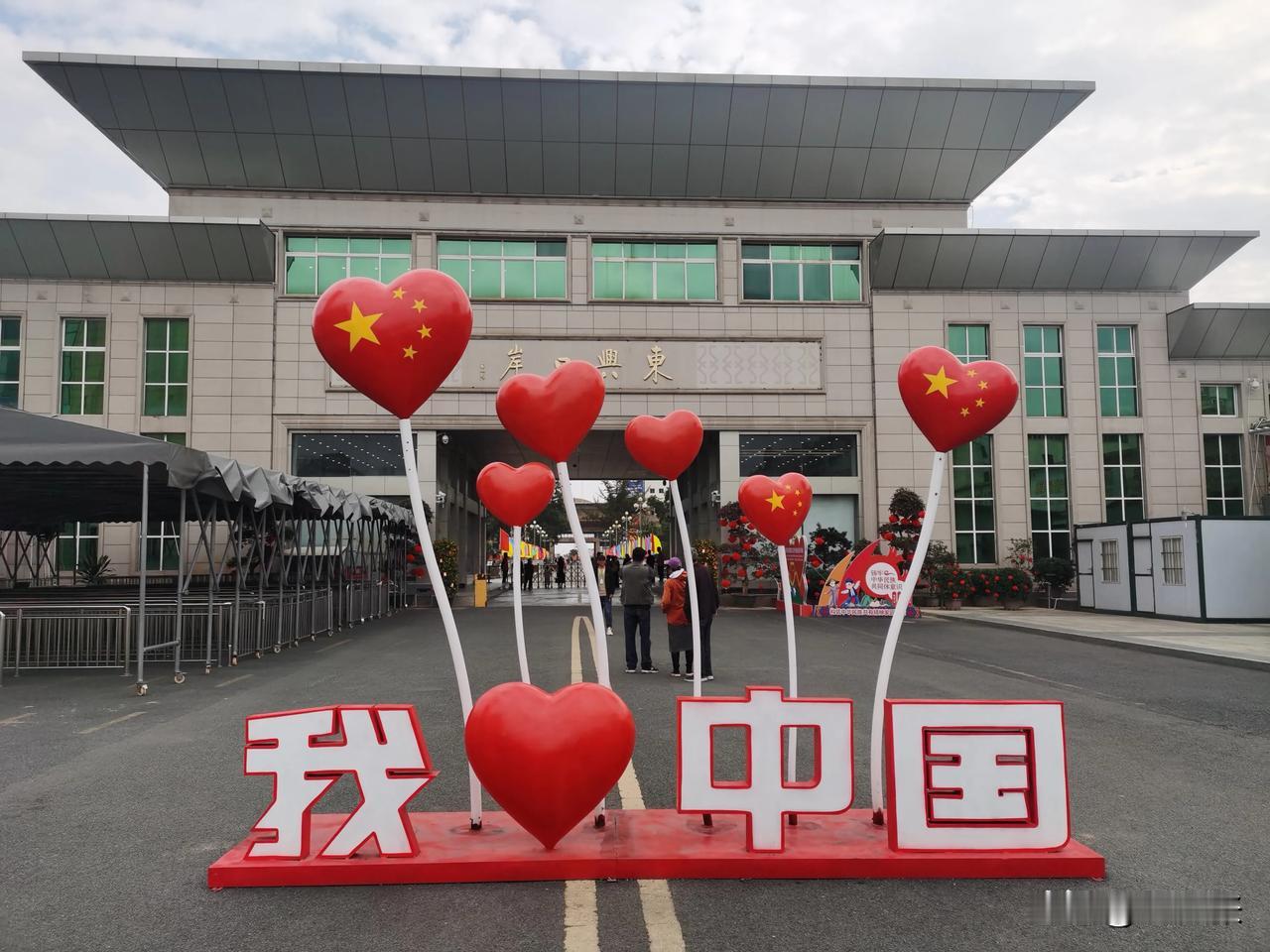 《大年初一》

团圆时刻，全家一起乐
吉祥时刻，愿开心每刻

我和祖国
一起成长