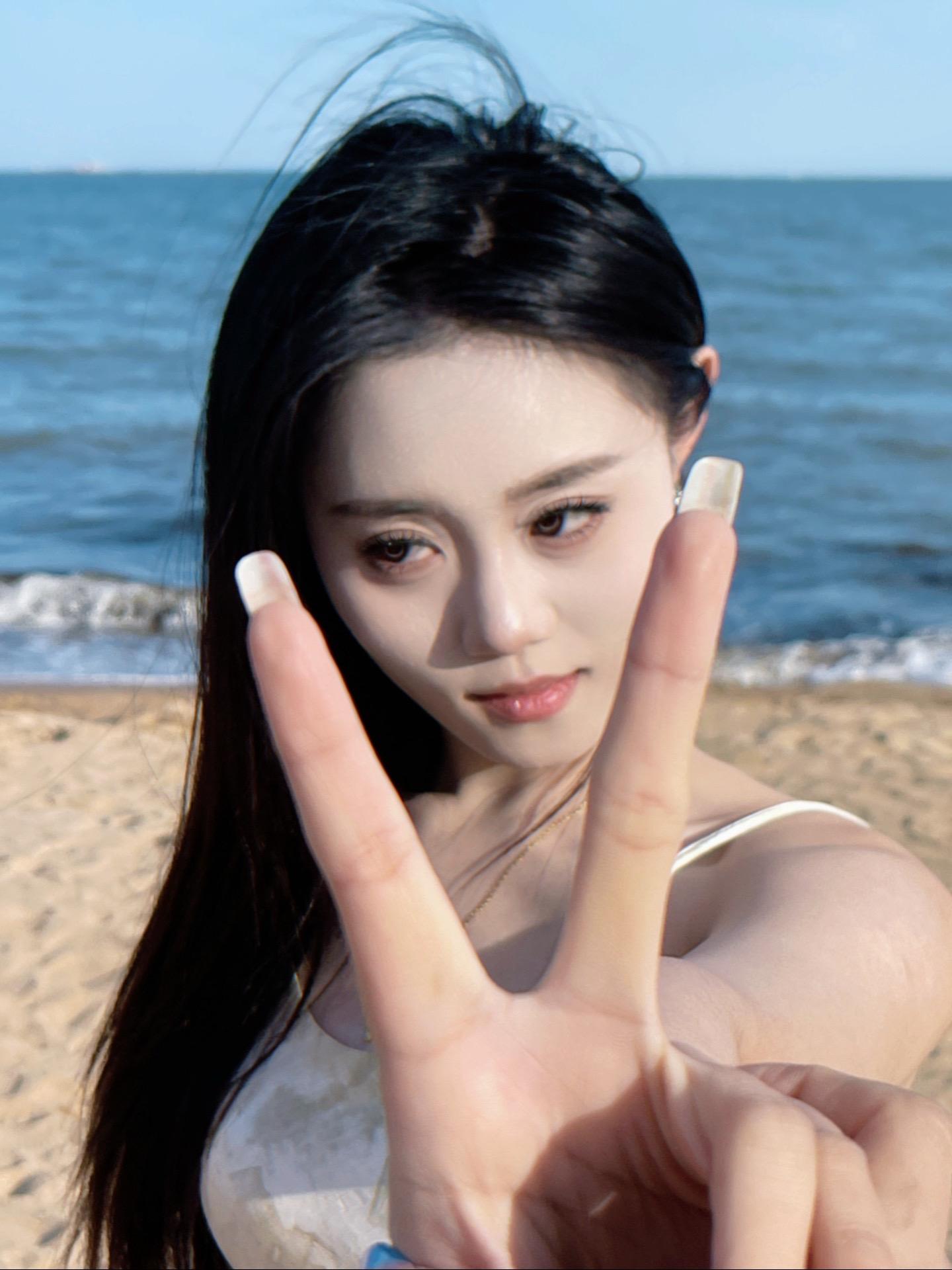 “明天生动而具体，有且仅有一个你.”