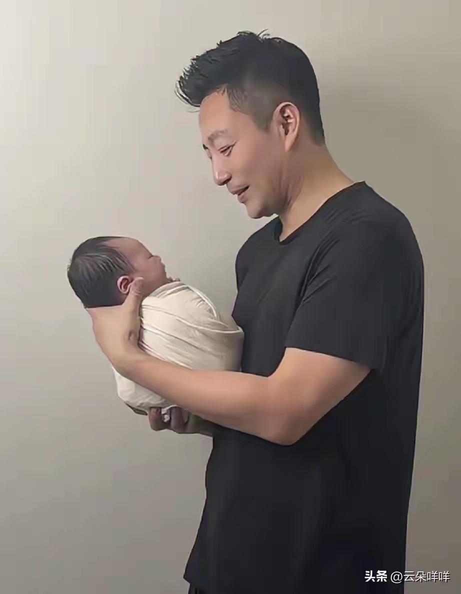 小菲现在的状态从他再婚那一刻起，已经有所改变了，他自己有走出来，战胜了很多困难。