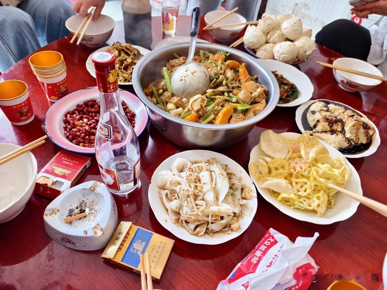 夏日生活打卡季 时间：农历四月初九，地点：山西偏关磁窑沟，人物：娘家婆家都是磁窑