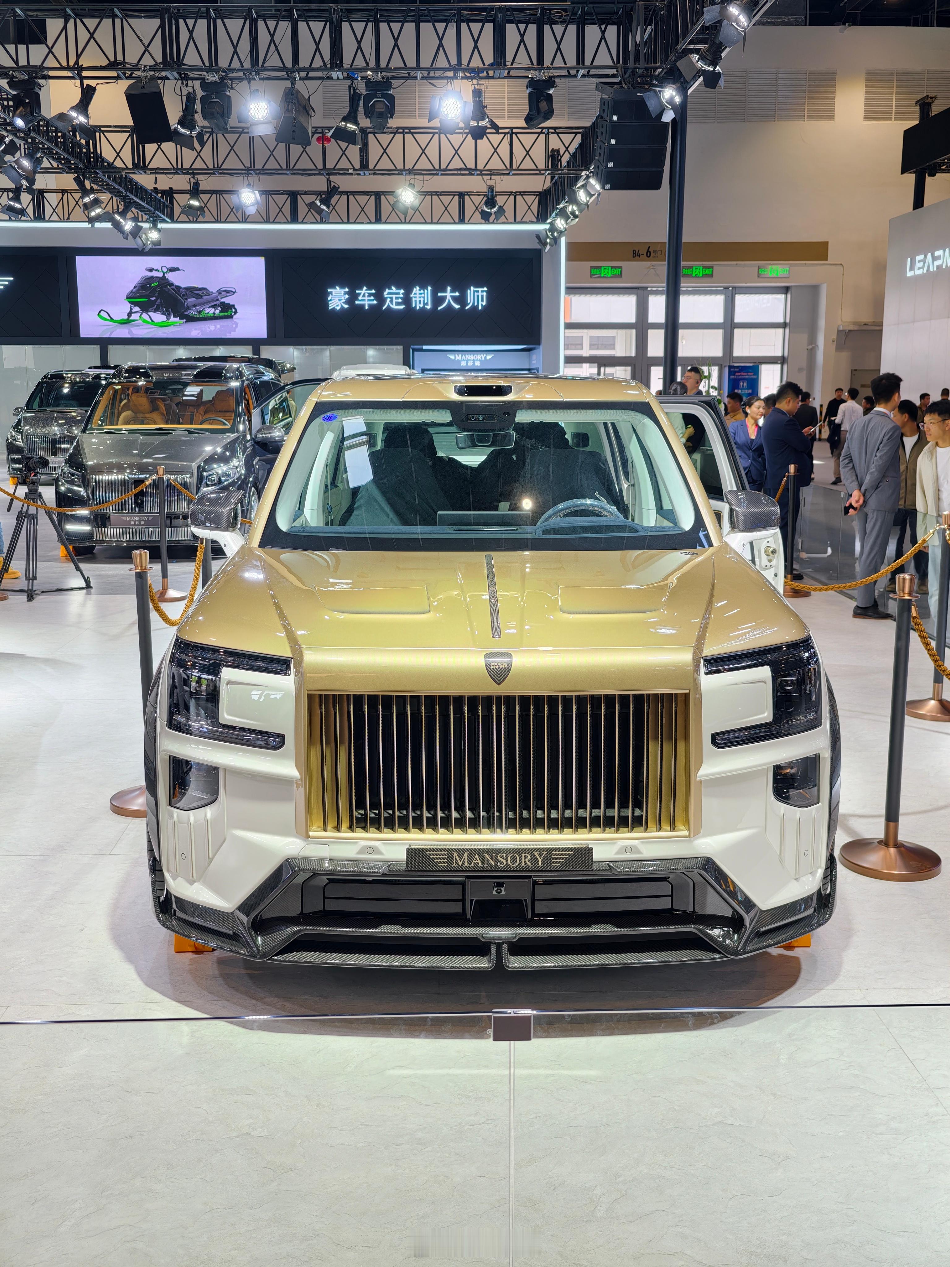 由顶级改装品牌迈莎锐改造的极氪9X超奢版定价270万元，站在改装版库里南旁边气场