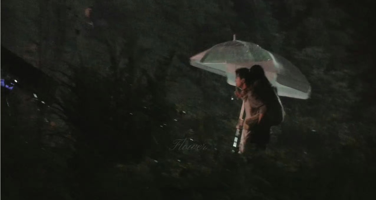 雾里青李现雨中背张婧仪李现在雨中背着张婧仪“带我走，到遥远的以后。”雨夜共伞，孟