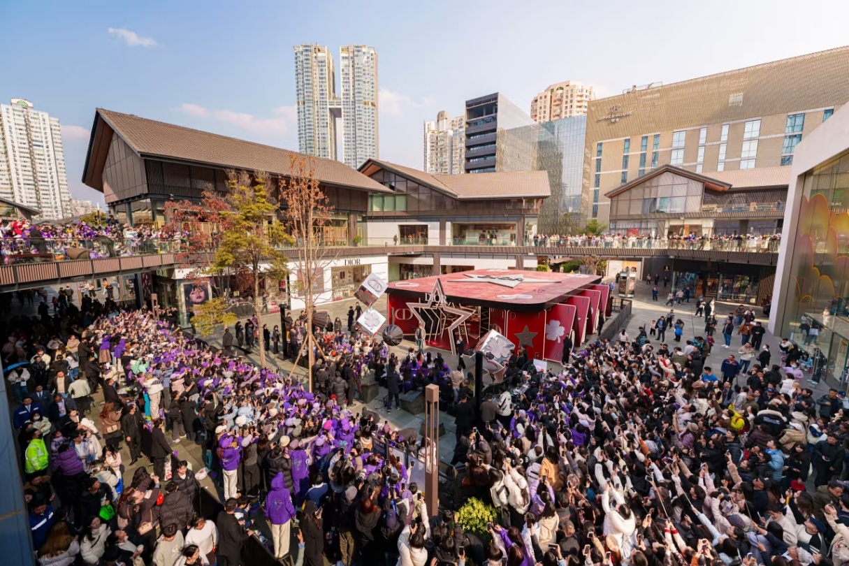 捡到一张摄影师拍摄的全景图～成都太古里Dior线下活动人气太震撼了这还是非工作日