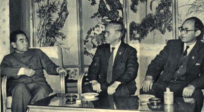周恩来总理1961年11月22日接见了以《赤旗报》总编辑土岐强(中)为首的日本《