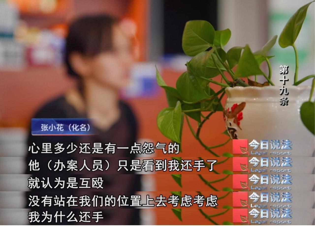 山东淄博，一饭店女老板阻止男顾客用桌角开酒瓶，谁知竟遭到对方的殴打。女老板反抗中