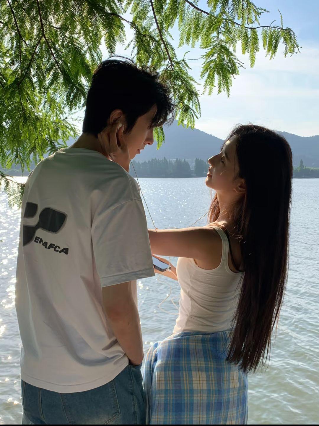 男人和女人——

没有肉体的摩擦，
哪来爱情的火花。
上帝创造了女人，
男人创造