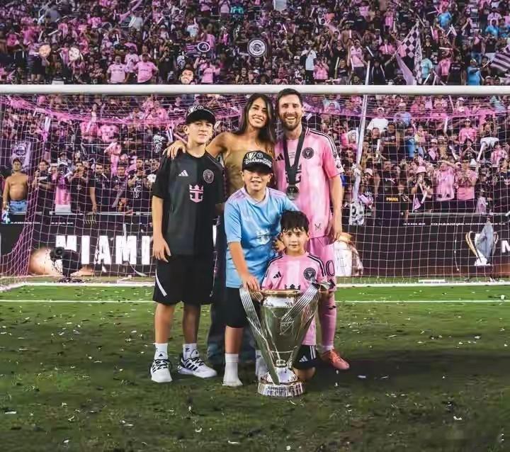 我们是总冠军！梅西圆梦迈阿密 47冠传奇写温情终章美职联总决赛落幕，迈阿密国际3