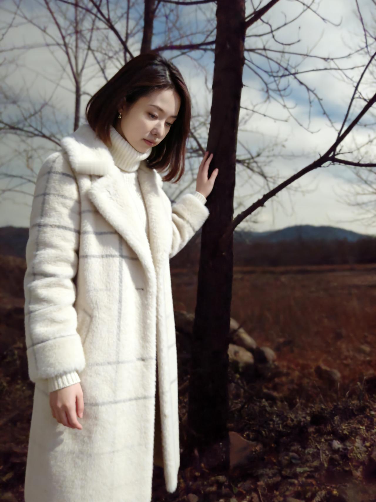 月洒千林雪，衣裁一水霜。
无言依老树，风定影犹长。