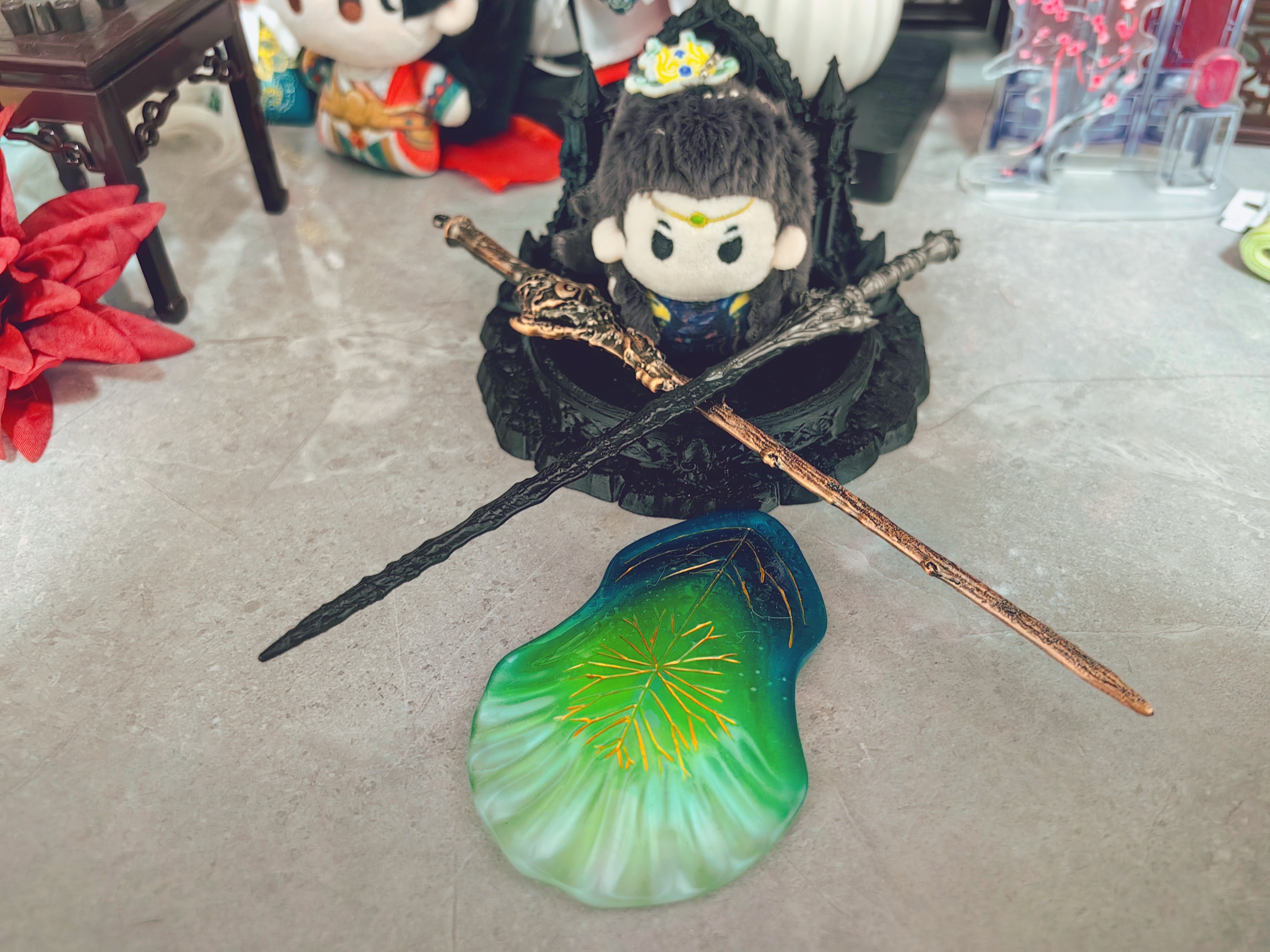 澹台烬右手南枝剑 左手斩天剑 面前一个护心鳞 都比他大得多！ 