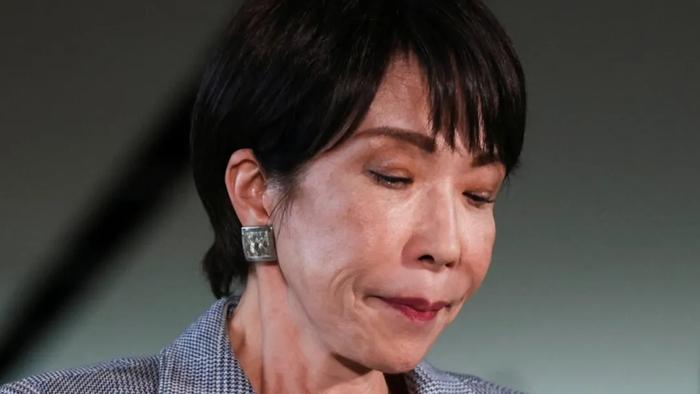 高市早苗首赴冲绳就被喊滚回去，追悼仪式变抗议现场场面难堪
高市早苗就任首相后首次