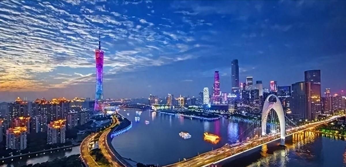 日本全国人口1.2亿出头，广东常住人口也是1.2亿出头。一个是雄踞东亚半个世纪的