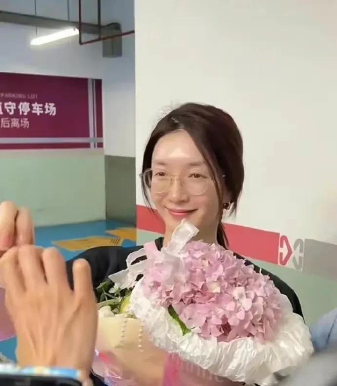 江疏影素颜现身机场，皮肤状态引热议？

7月12日，江疏影在个人微博上晒素颜照并