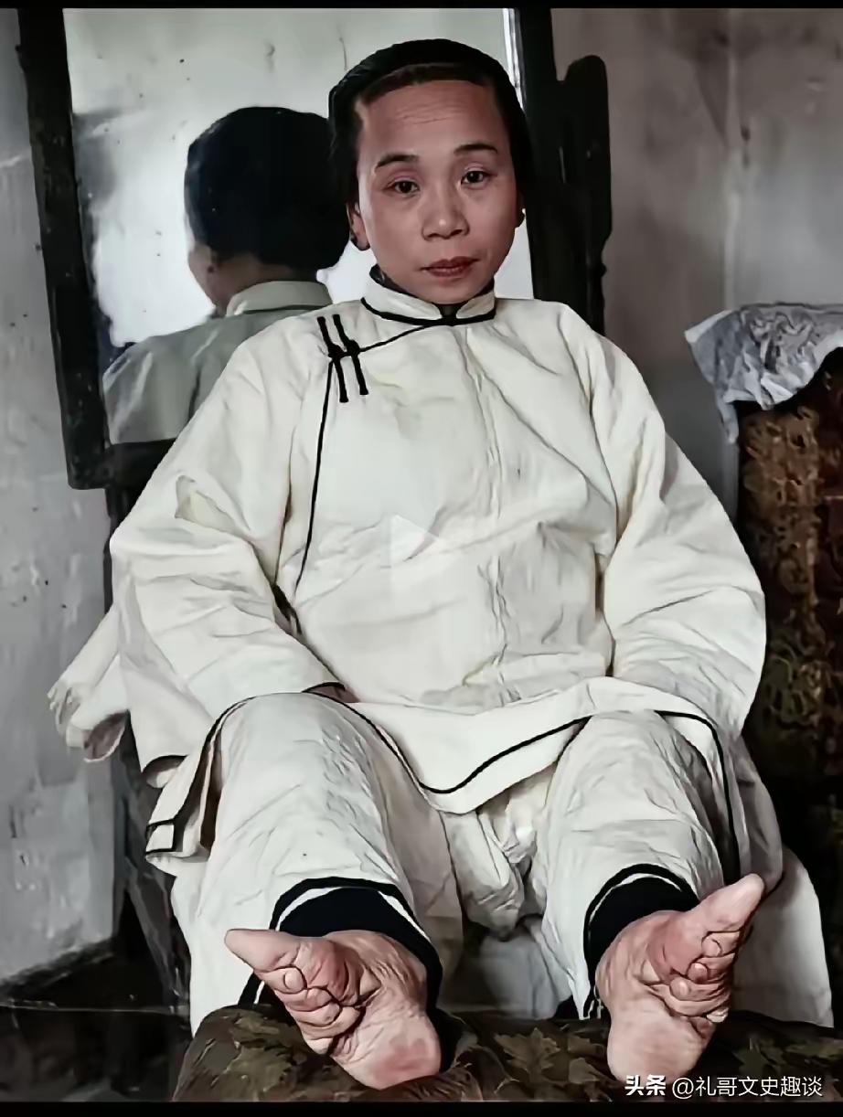 真正的三寸金莲，其实是古代女性的痛苦枷锁。裹脚这一陋习，起源众说纷纭，学者考证始