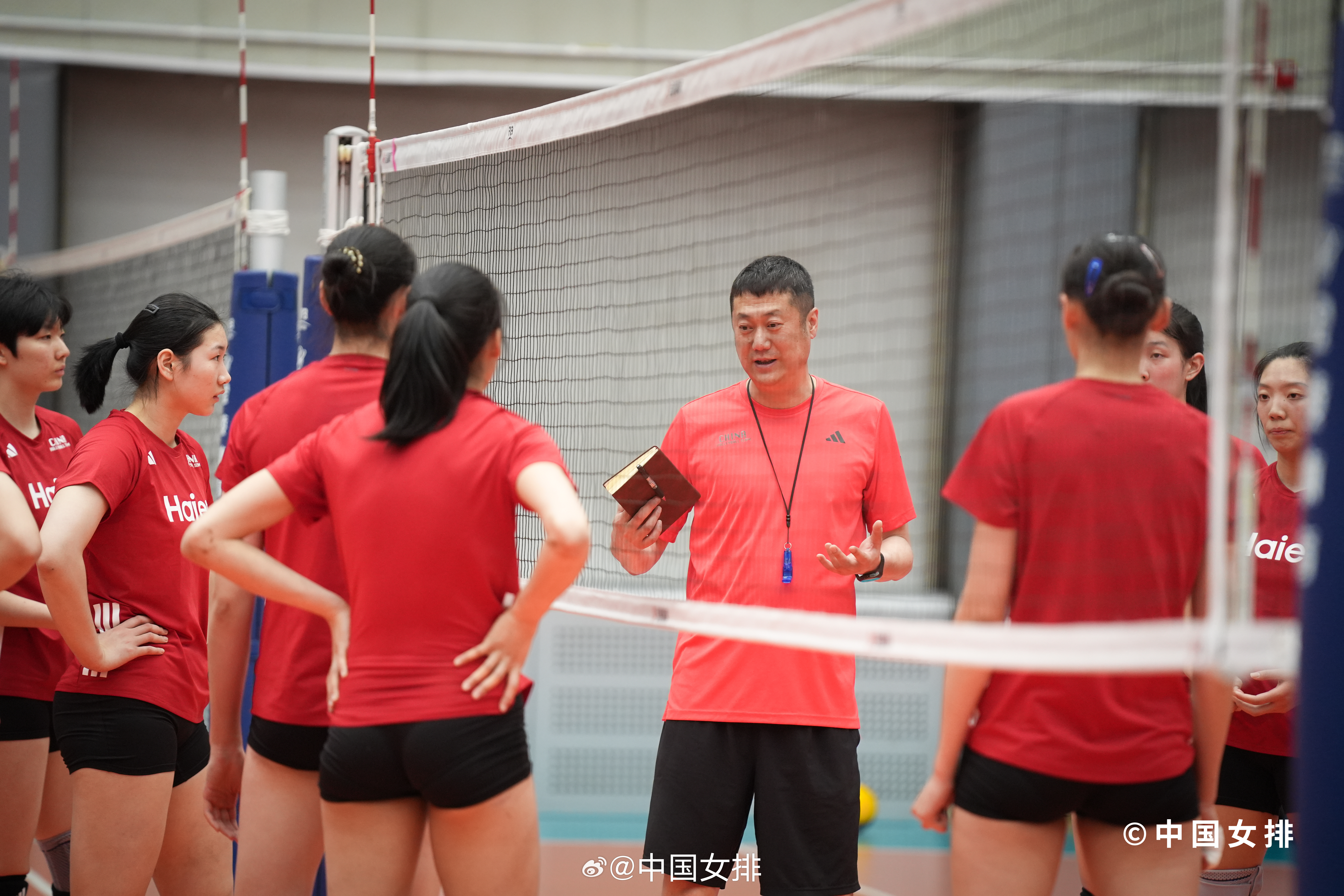 #吴梦洁膝部受伤将手术# 根据新华网消息，中国女排正在积极备战世界女排联赛，南京