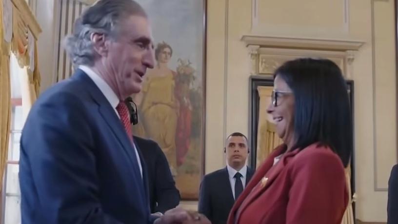 大家看看吧。委内瑞拉副总统接见美国副国务卿，你看文瑞尔拉副总统笑的多甜。终于可以