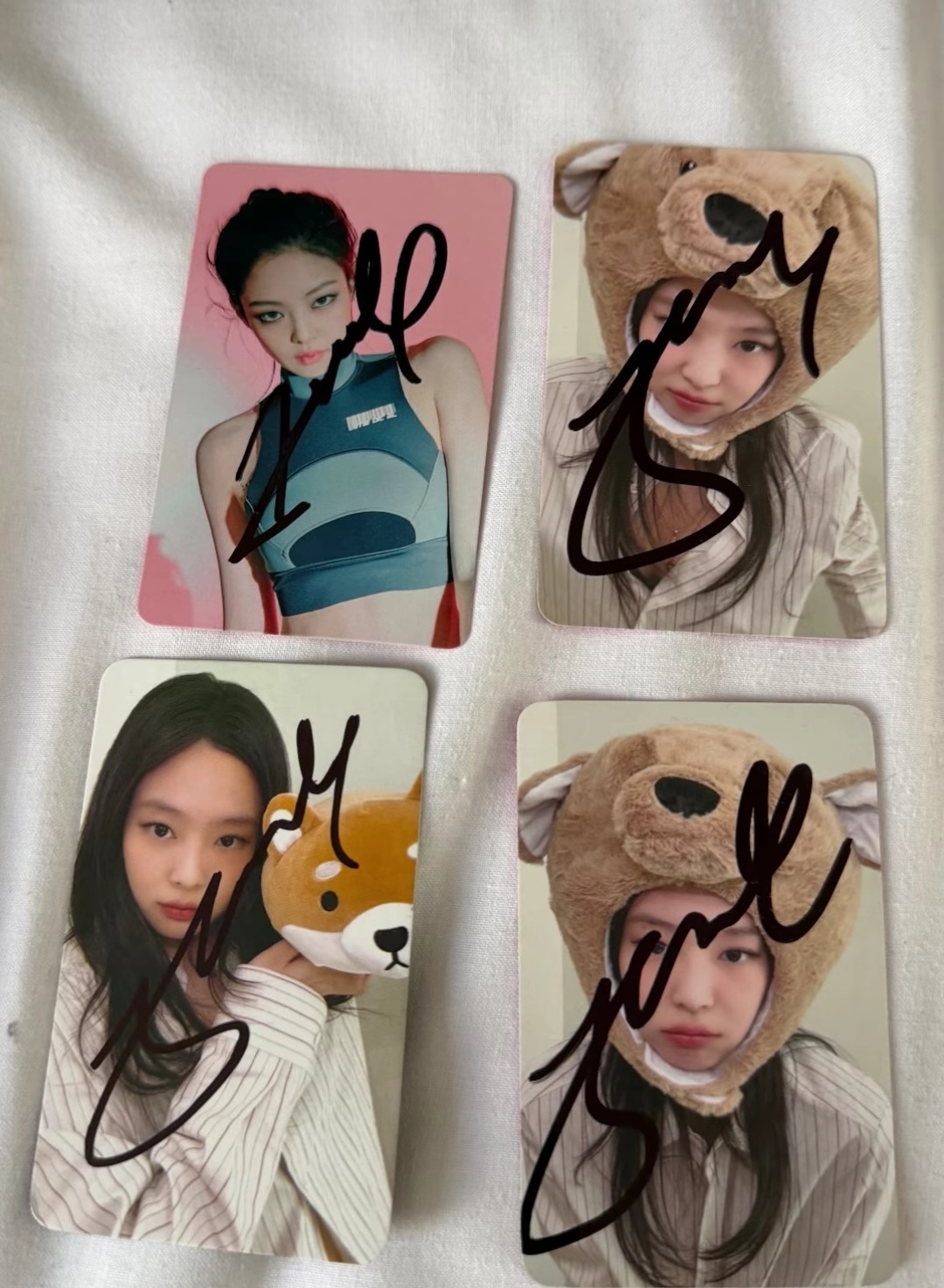 昨天尾随Jennie的黄牛已经准备开始售卖那些签名小卡了…🤬 