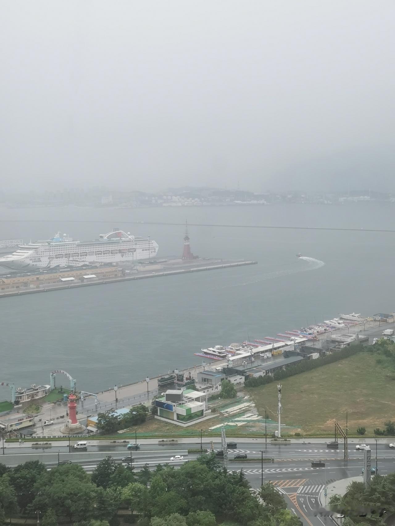 此时此刻15日早上8:40，大连中山区下雨了！
这次下的不算很大好，但是地面全湿