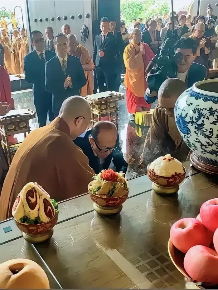 李嘉诚拜佛真的好隆重。