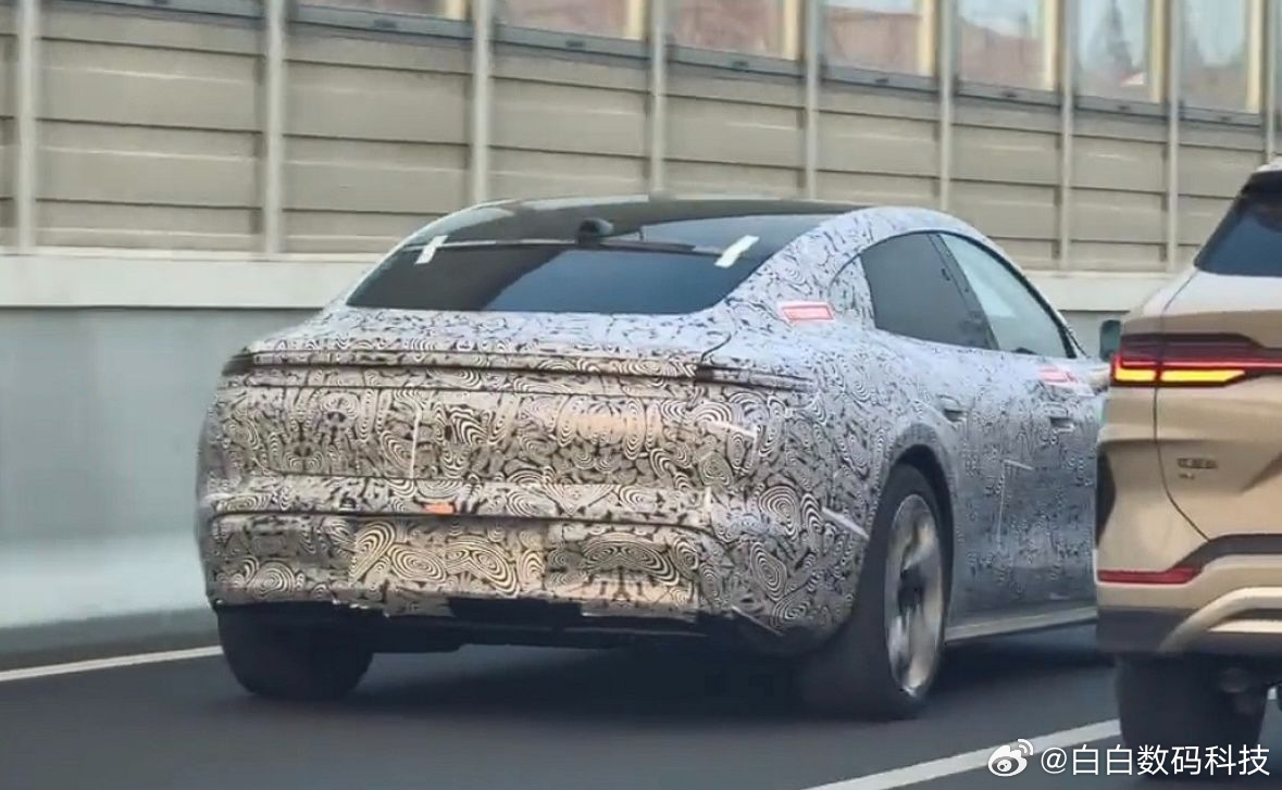 尚界Z7实车首曝 从尚界Z7的路测照片来看，外形确实引人注目，期待实车正式亮相！