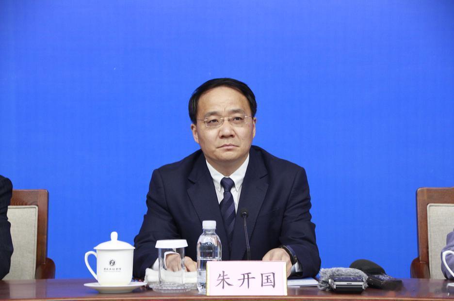 今年1月底两会上，德州市委书记田卫东升任省政协副主席后，53岁的德州市长朱开国，