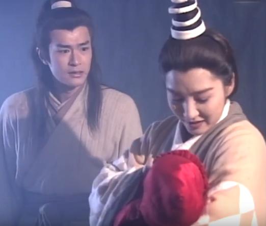 这一幕多讽刺啊，身边的男人不是自己的，怀里的孩子不是自己的，但她始终都对他们很好