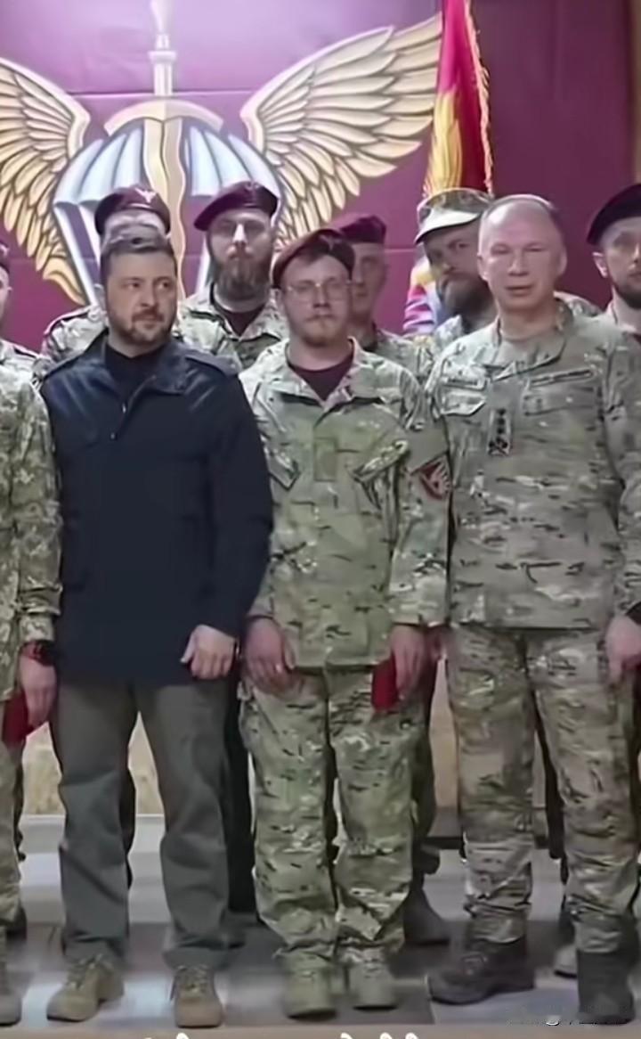 站在总统和总司令中间的这名士兵，估计也是很无奈了。要是不留意，还真会以为他是大领