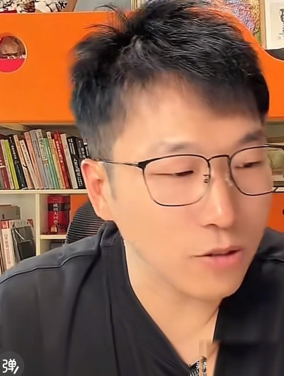 可吓坏了
明明在北京的家中开启直播。明明解释前几天天权带货时引发的一段滑稽小插曲