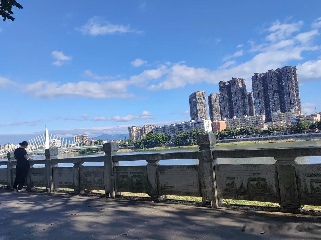 #秋日生活打卡季#看楼市上的天空，你是不是依然淡定从容？当白鹭在水面上飞翔，你是
