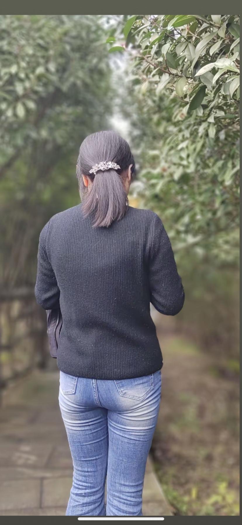 漫步在绿意盎然的小径上，感受大自然的宁静与美好。