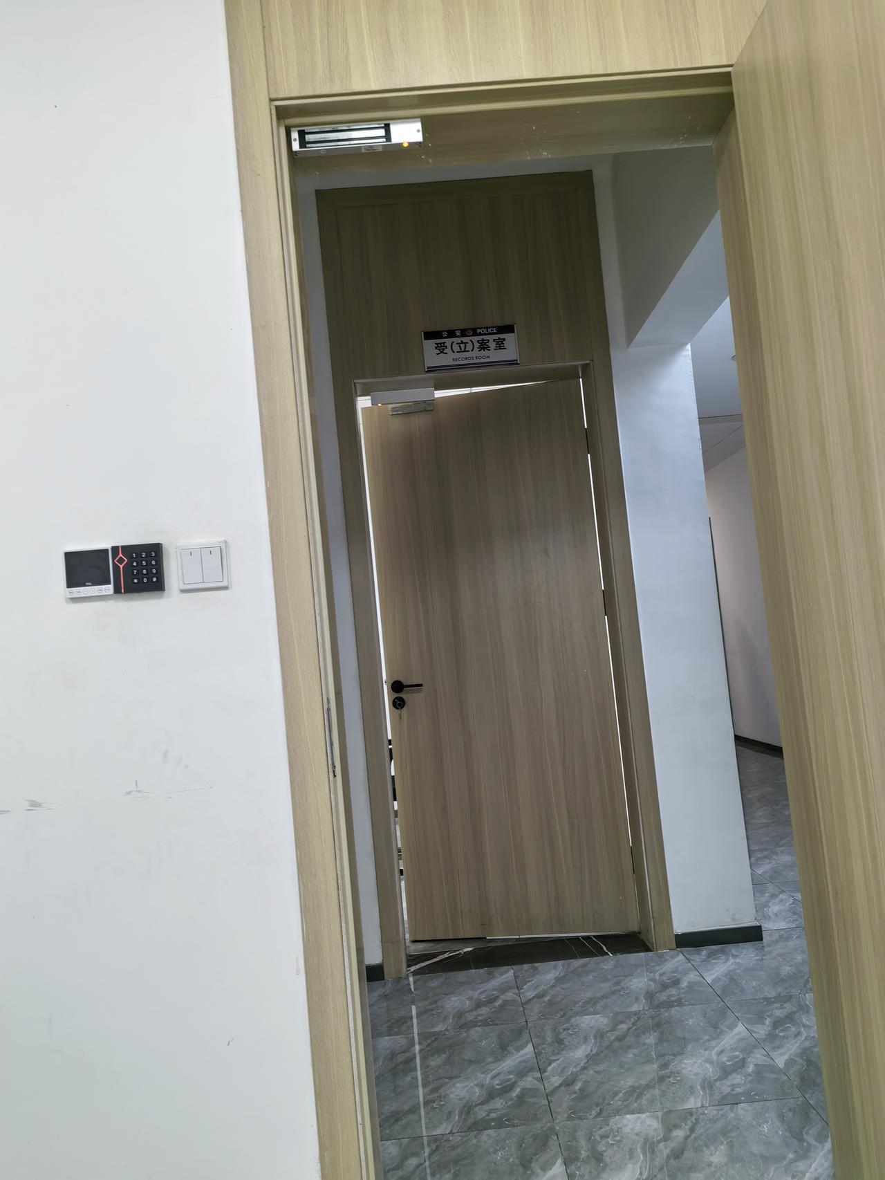 今天社区一个和经理关系好的工作人员告诉我们，小区业委会筹备组下午会有大动作，让经