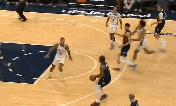 惠特莫尔这球也能打，持球就是干，突破上篮不中，一步过掉库兹马很帅




惠特莫