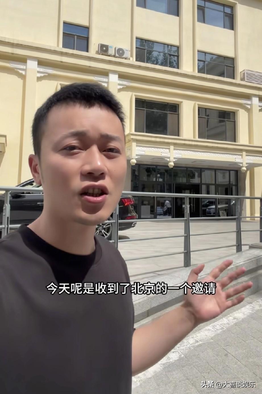 我敢说，秋天妈妈肠子都悔青了，
离婚后的秋天爸爸越来越有名，
如今名气已经超过了