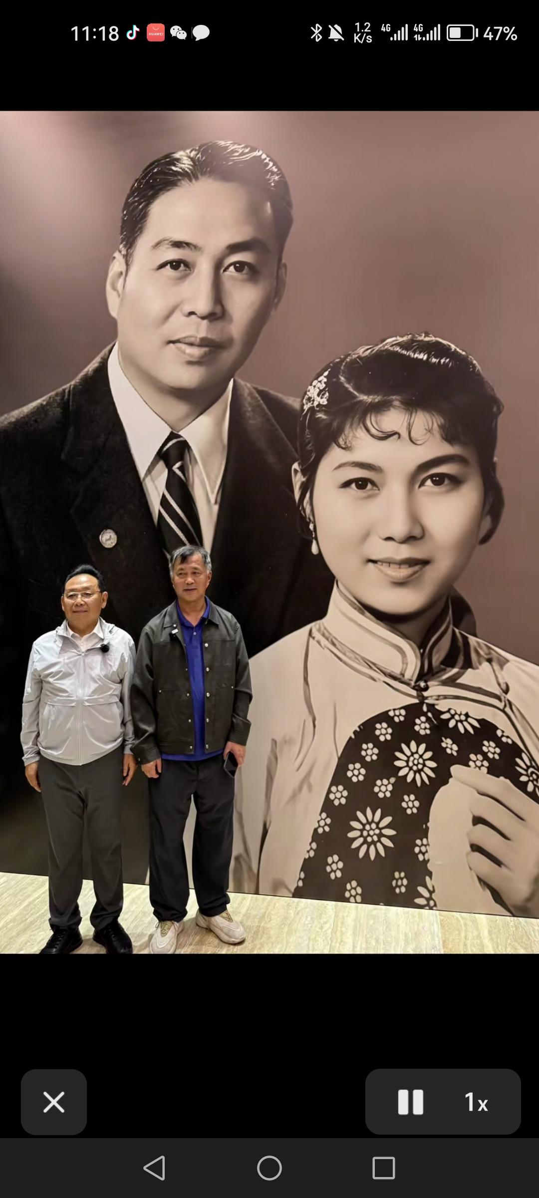 吴欢和张金卫说：“我们要保护好沈巍先生！”
沈巍被戴上了精神病帽子，被家人抛弃，