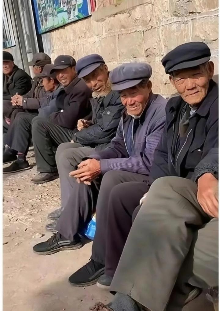 意气风发少年郎，
光阴似箭发染霜，
如今都已墙根坐，
……请友续句………？

上