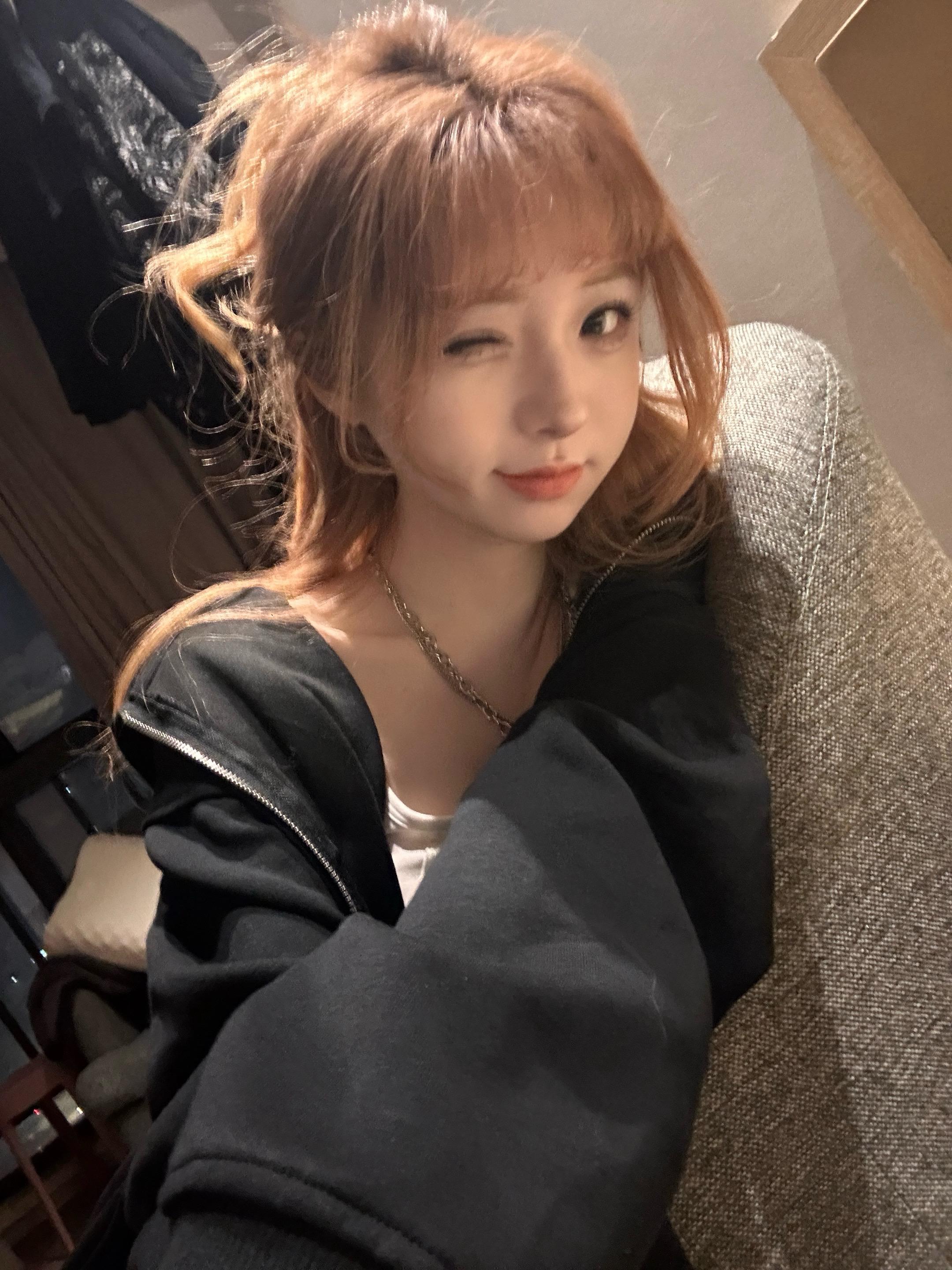 喜欢我不是很正常吗，我又漂亮又善良又能搞笑又能抽象又能正经又能甜美又有...