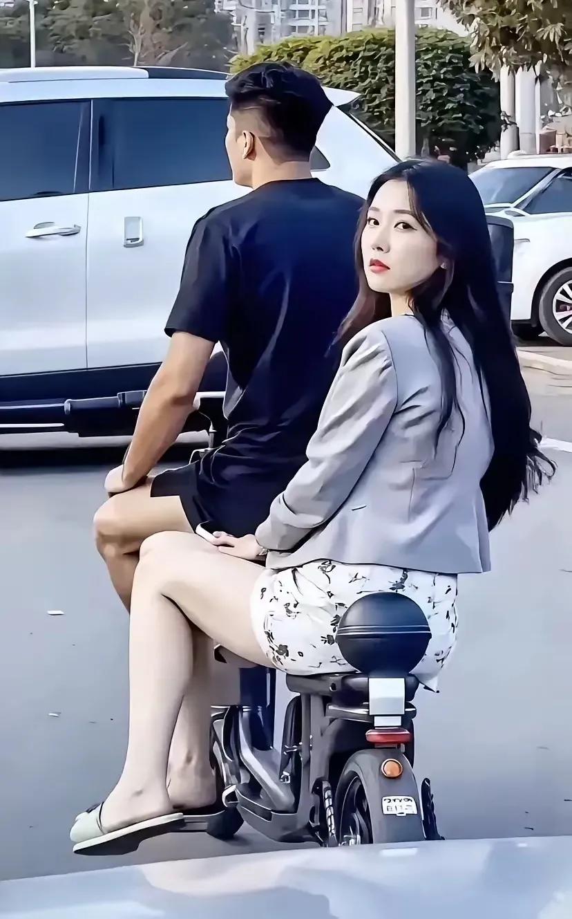 看什么看！前面是我老公，有什么不对吗？虽然我们并不富裕，但我们相爱如初，健康快乐