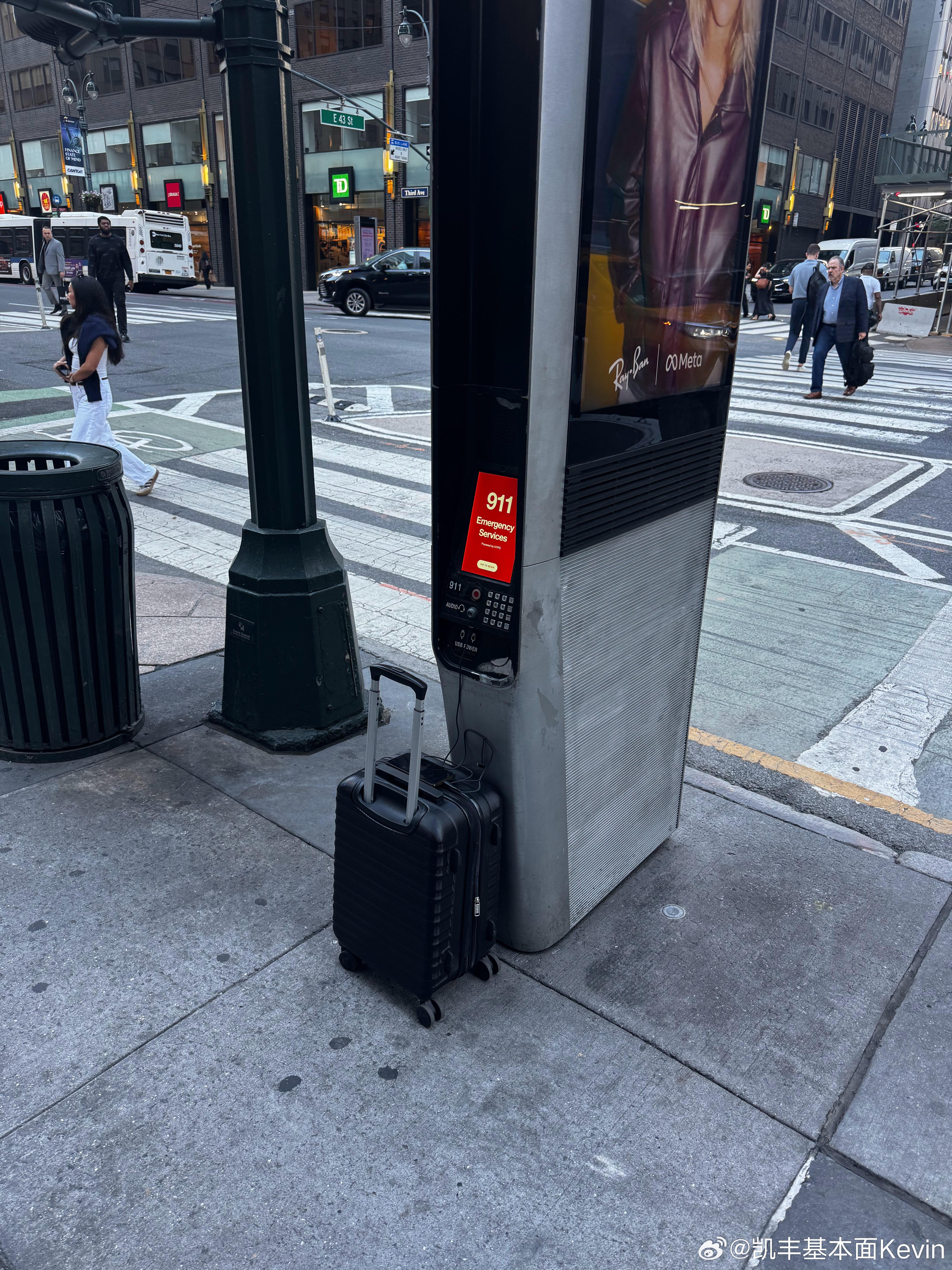 纽约大街上真是太安全了，以前的路边电话亭都已经被改成免费的手机充电站+ 公共 w