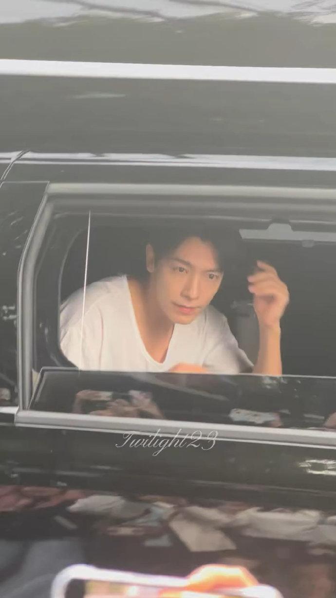 #李东海下班路透# 李东海这个下班路透好绝，素颜状态好好啊！#李东海素颜生图# 